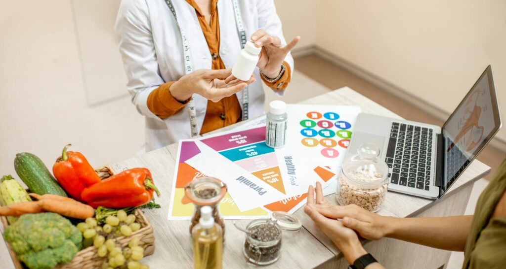 Médecin fonctionnel donnant des conseils sur les aliments, vitamines et oligo-éléments à son patient