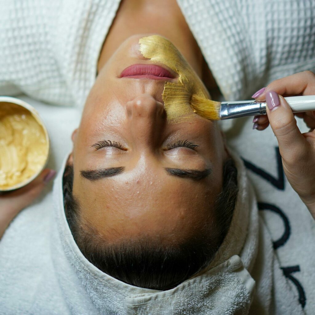 Femme recevant un soin beauté de peeling avec pinceau